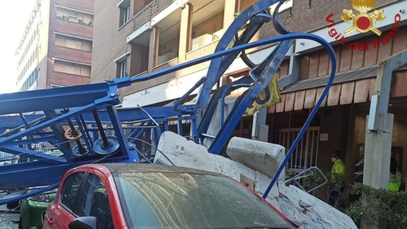 Tragedia a Torino, crolla una gru morti tre operai. Feriti tre passanti