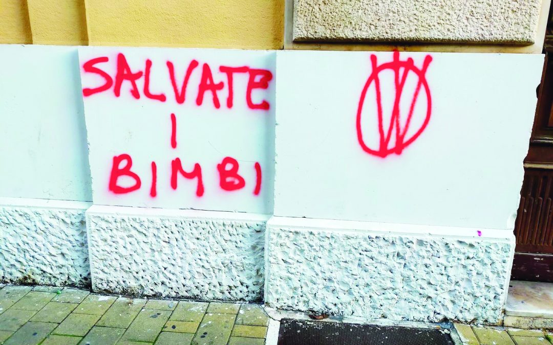Bari, scuole imbrattate da No Vax