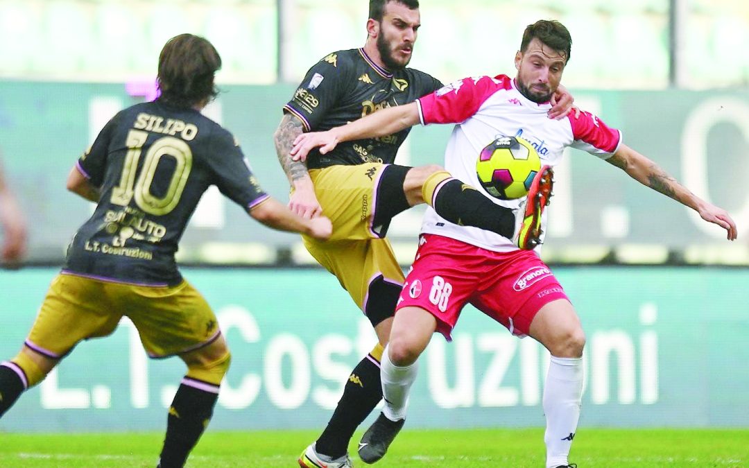Paponi lotta con i calciatori del Palermo
