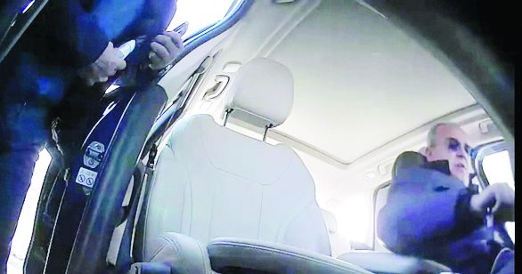 Le telecamere all’interno dell’auto di Lerario riprendono il momento in cui un imprenditore lascia una busta bianca con all’interno, secondo la Procura, 10mila euro destinati all’ex capo della Protezione civile