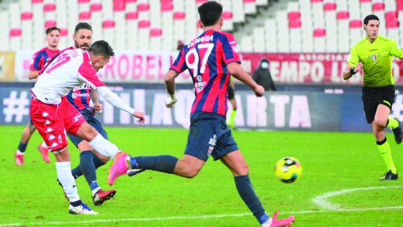 Bari campione d’inverno, annientato il Taranto