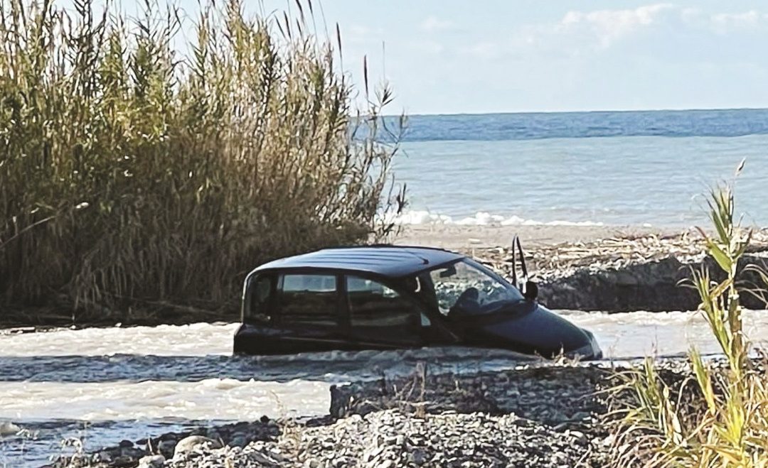 L'auto rimasta bloccata nel fiume