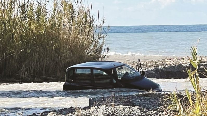 Amantea, per aggirare i lavori sul ponte Oliva l'auto resta nel fiume