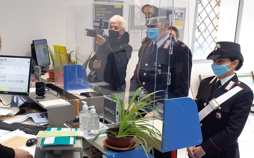 Carabinieri nell'ufficio postale di Sant'Ilario dello Jonio