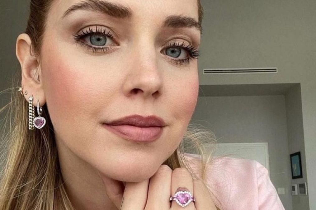 Chiara Ferragni con alcuni gioielli della sua linea