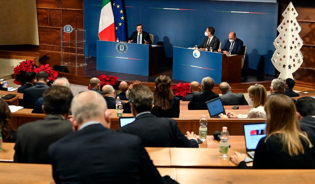 Mario Draghi durante la conferenza stampa di Natale