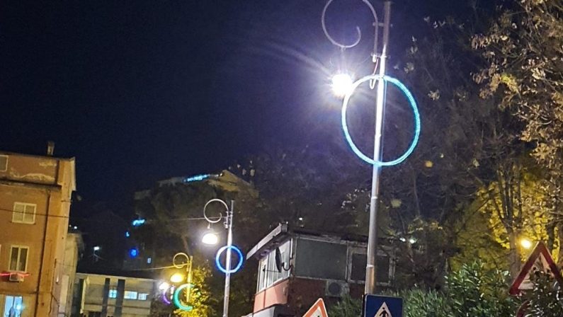 Tornano le luminarie a cerchio a Cosenza, installate in periferia