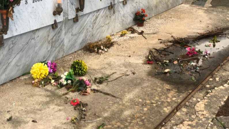 Fiori e vasi gettati a terra, degrado al cimitero di Castrolibero