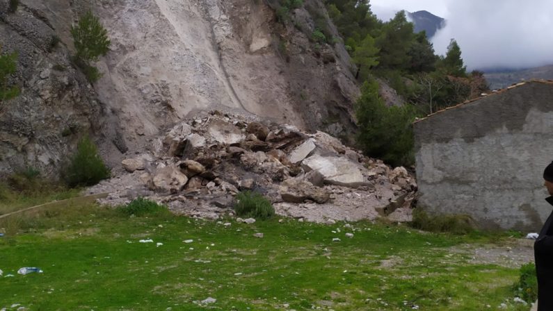 Crolla un costone di roccia, isolato il borgo di Civita