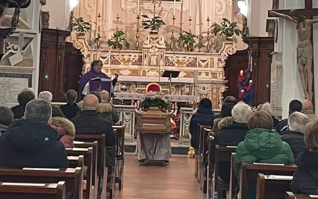 Un momento della celebrazione dei funerali