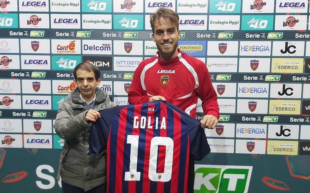 Pasquale Golia con Luca Palmiero e la maglia del Cosenza a lui dedicata