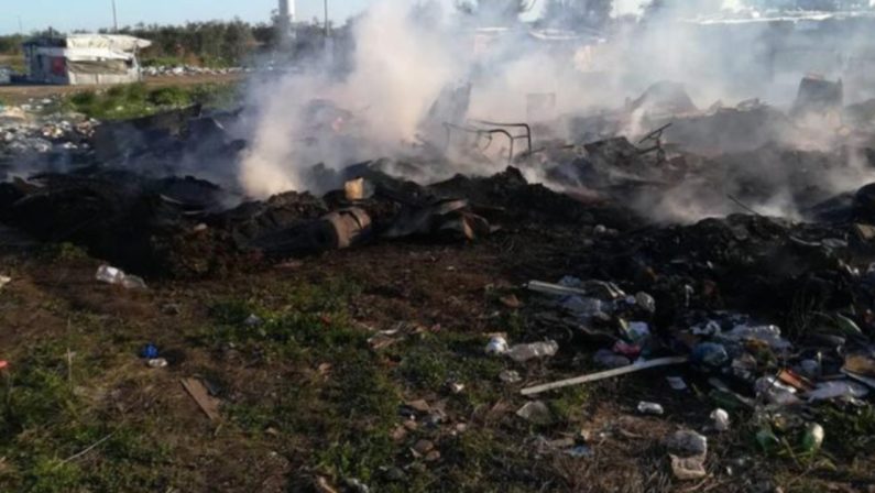 Tragedia in un campo nomadi nel Foggiano: morti due bambini in un incendio