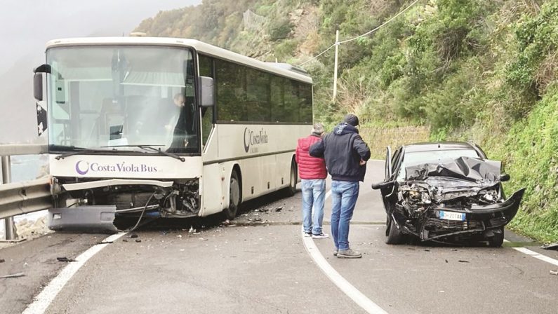 Incidente frontale tra un autobus e una macchina nel Reggino, feriti
