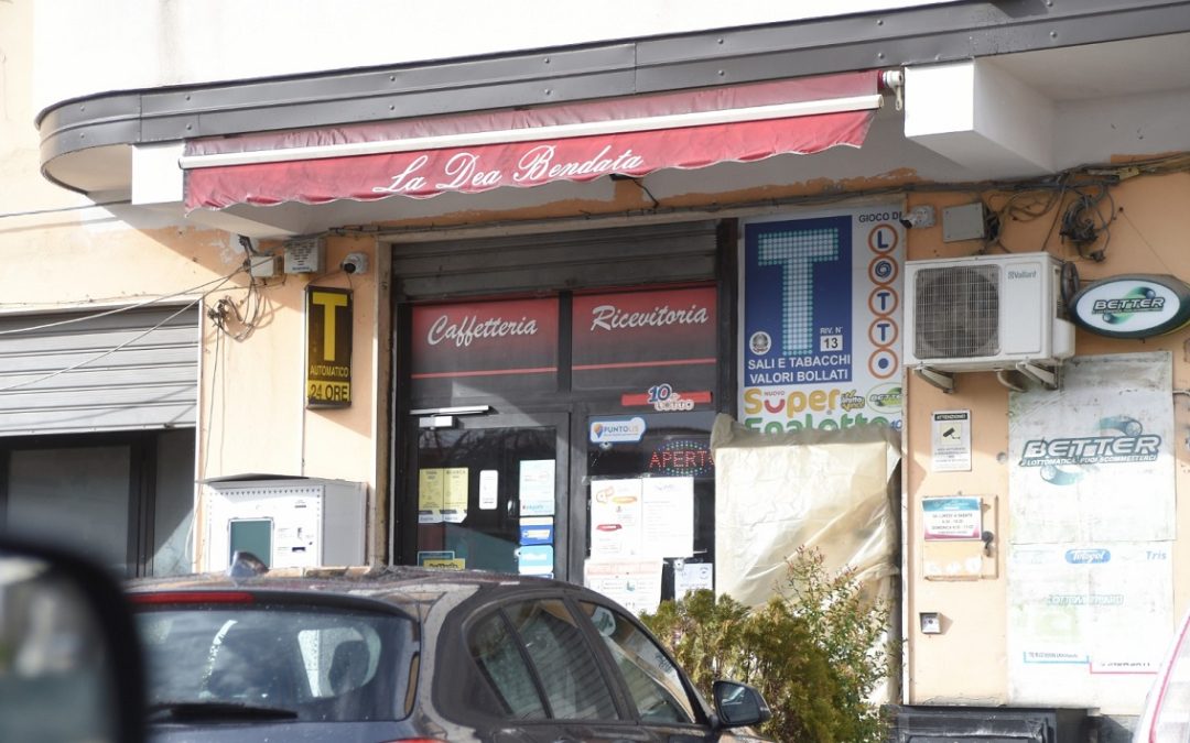 La tabaccheria al centro delle intimidazioni
