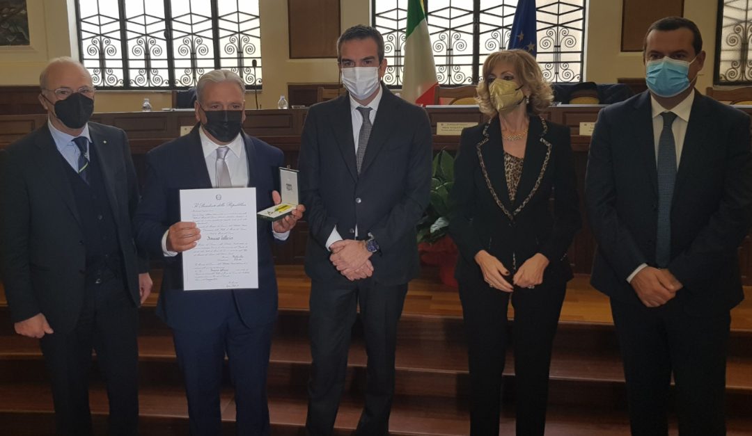 Il presidente della Regione Calabria Roberto Occhiuto con alcuni lavoratori che hanno ricevuto la Stella al merito