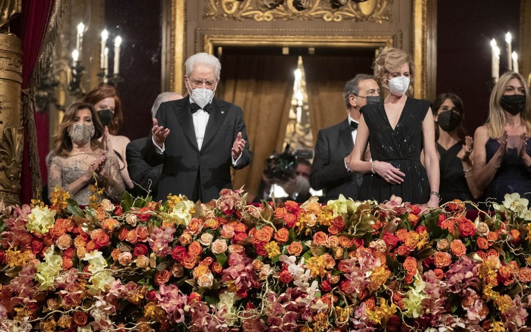 Sergio Mattarella e la figlia Laura durante il saluto del pubblico della Scala