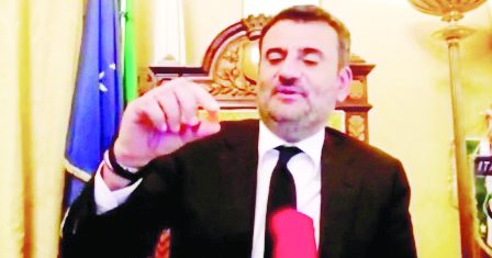 Tombola di Natale, il sindaco di Bari d&agrave; i numeri alla radio