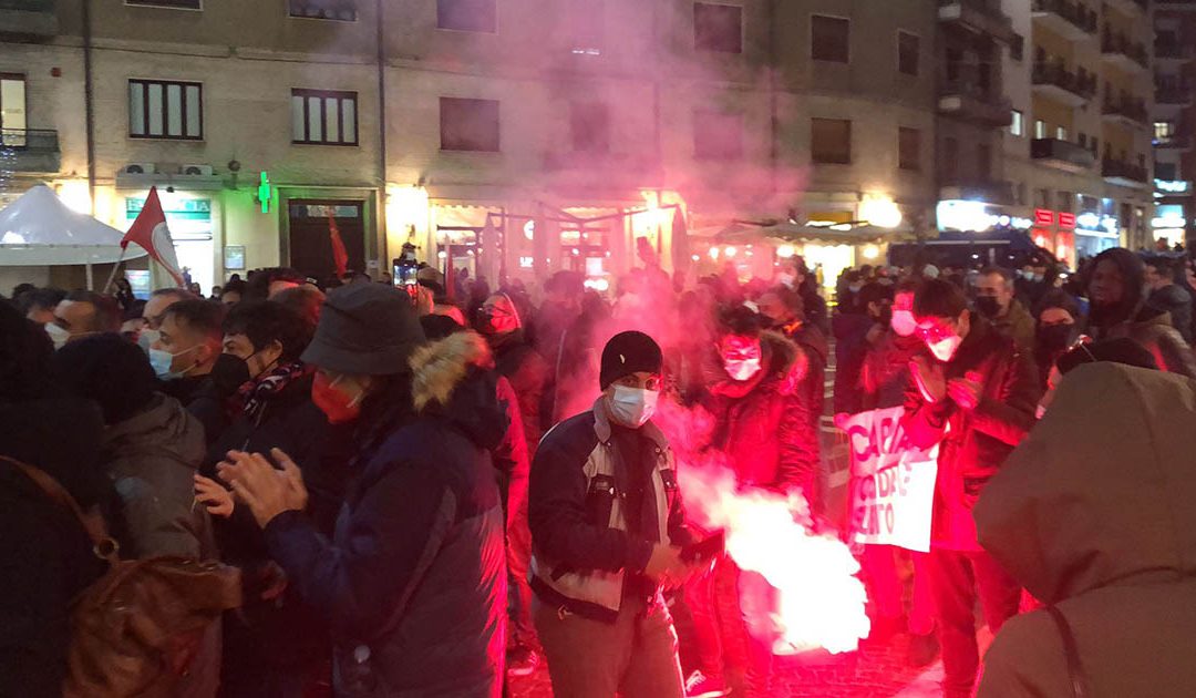 Cosenza, sindacati di base in piazza per il No Draghi Day, momenti di tensione