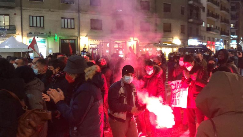 Cosenza, sindacati di base in piazza per il No Draghi Day, momenti di tensione