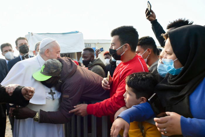 L'abbraccio dei migranti a Papa Francesco