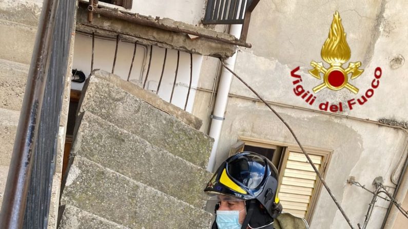 Crolla la scala di un'abitazione nel Crotonese, ferita una donna