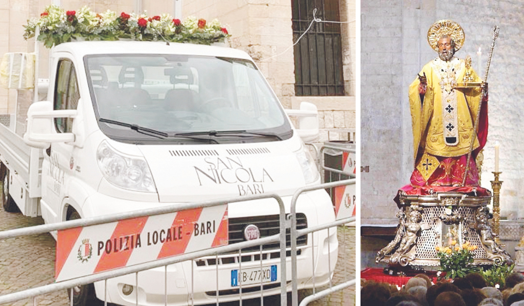 Il furgone bianco Fiat con cassone aperto, addobbato di fiorellini bianchi e rossi come i colori della città che porterà San Nicola; la statua votiva di San Nicola