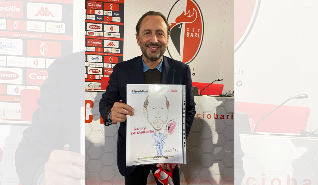 Luigi De Laurentiis con il dono de "Il Quotidiano del Sud"