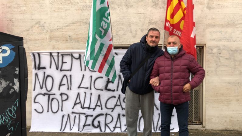 Operatori sanitari a rischio licenziamento, protesta all'Asp di Cosenza