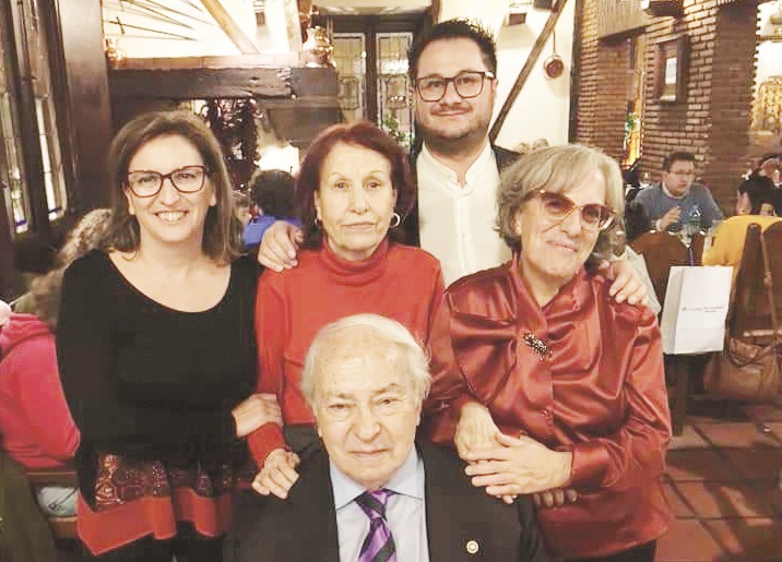 Riccardo Ehrman, seduto. Da sinistra, Simona Celiberti, Margarita Ehrman, Teresina Ciliberti, Roberto Cannizzaro