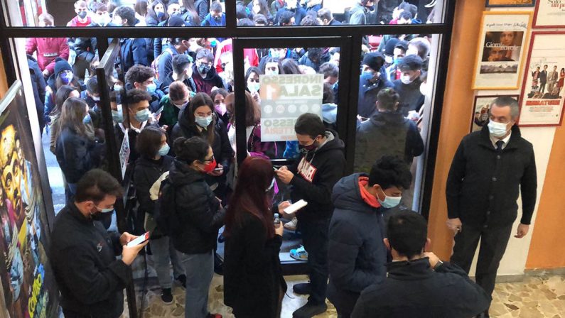 VIDEO - Cosenza, Spider Man arriva in sala ed è corsa al botteghino