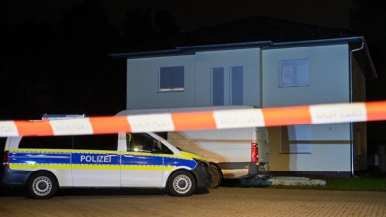 Orrore in Germania, cinque morti in una casa: tre erano bambini