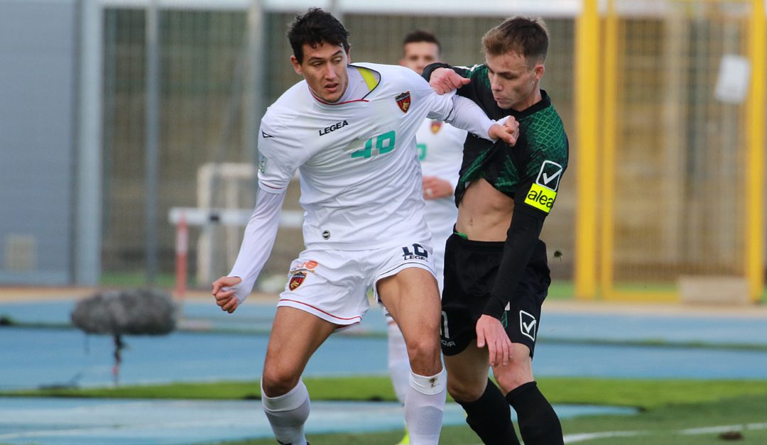 Il difensore del Cosenza Venturi controlla Pellegrini