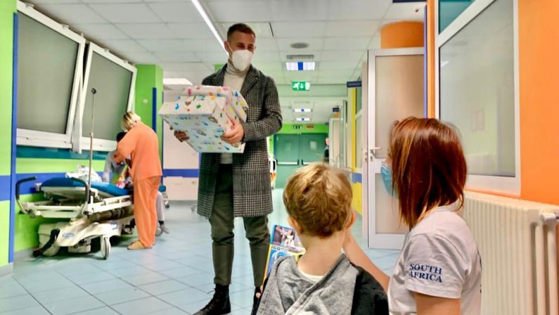 FOTO - I calciatori del Bari portano doni ai bambini dell'ospedale pediatrico