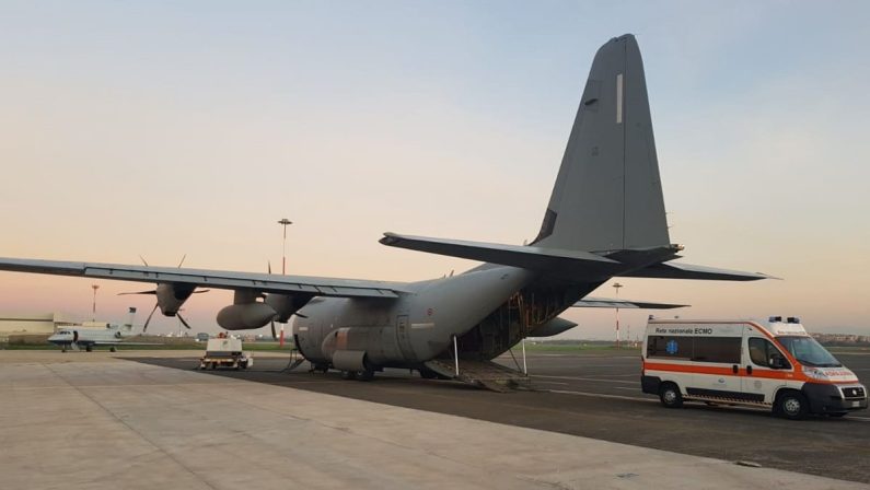 Cosenza, trasportata in aereo a Roma la bimba di 6 mesi positiva al Covid