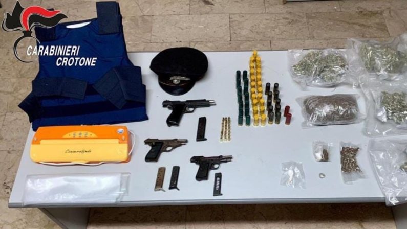 Stabile disabitato adibito a deposito armi e droga, due arresti nel Crotonese