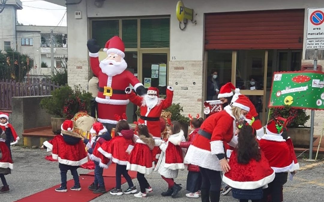 A Varapodio i bambini consegnano le lettere direttamente a Babbo Natale