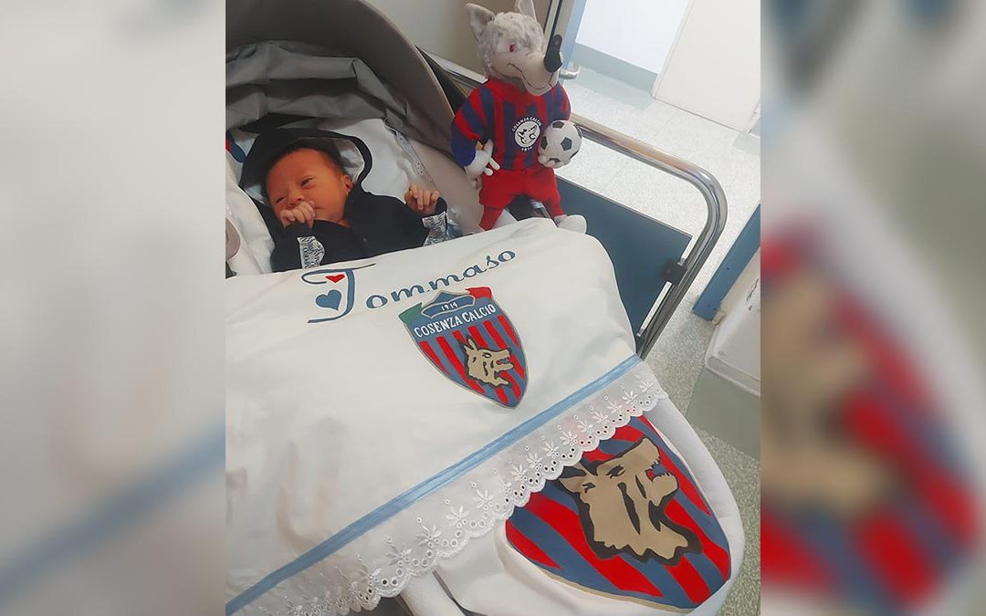 Il piccolo Tommaso Maria e nella culla del Cosenza Calcio