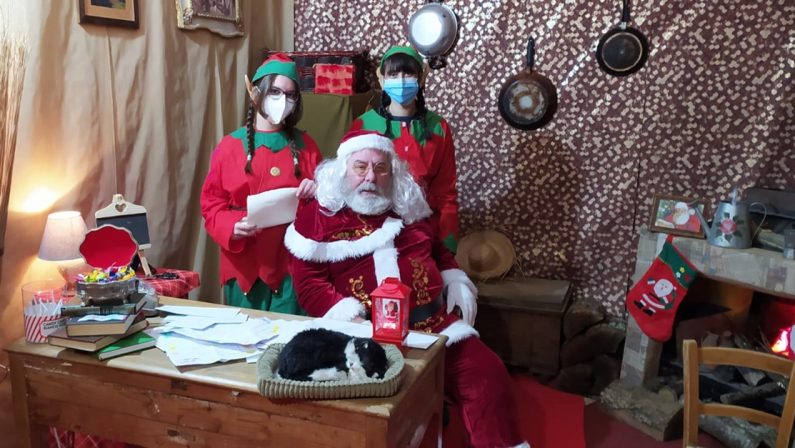 Babbo Natale prende casa ad Acquaro: bimbi in festa tra elfi e pacchetti