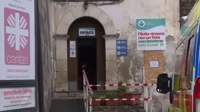 VIDEO - Covid, il centro vaccinale di Mendicino in una chiesa