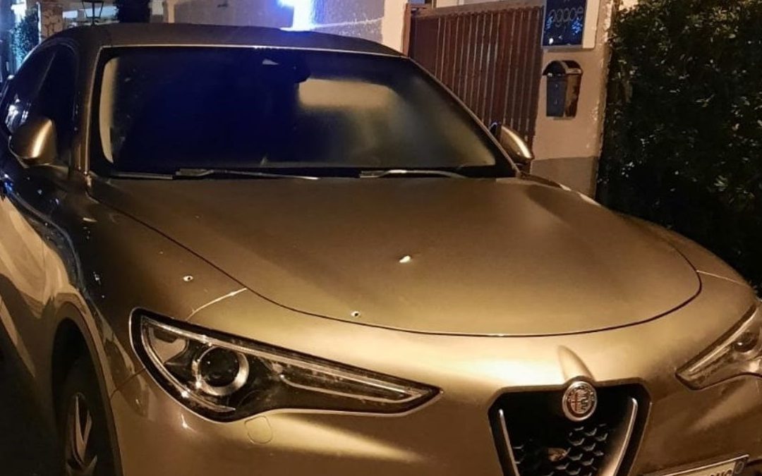 L'auto bersagliata dai colpi di pistola Cetraro