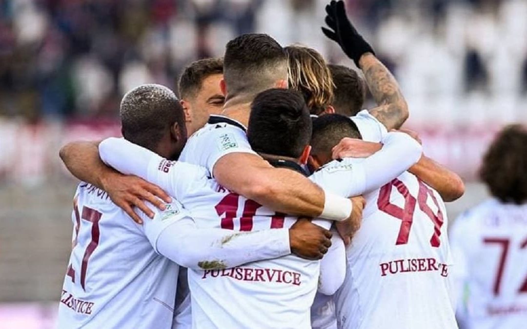 L'esultanza dei calciatori amaranto