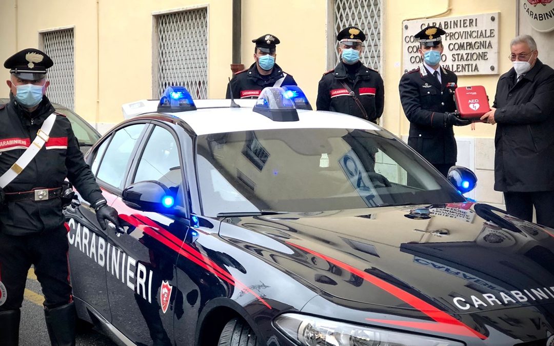 La consegna del defibrillatore ai carabinieri di Vibo Valentia