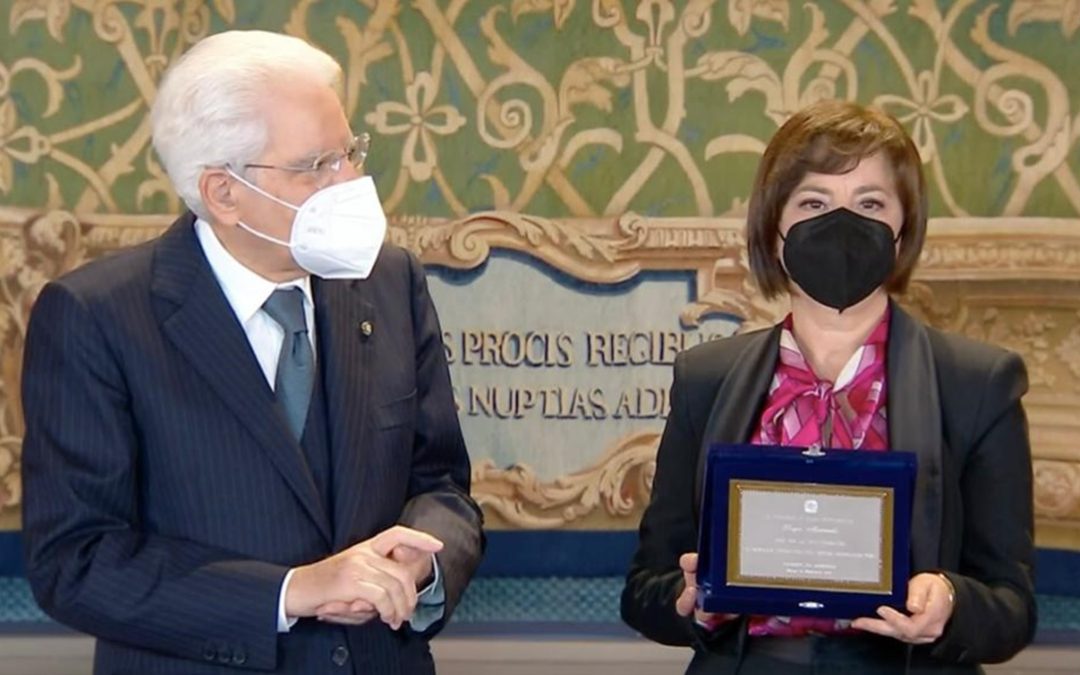 La consegna della targa alla dirigente scolastica Maria Gramendola