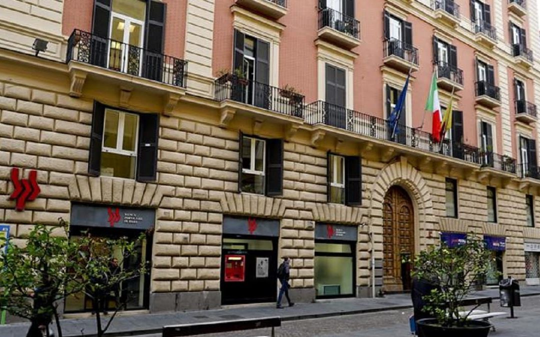 Napoli, rubato l’albero di Natale nel cortile del Consiglio comunale