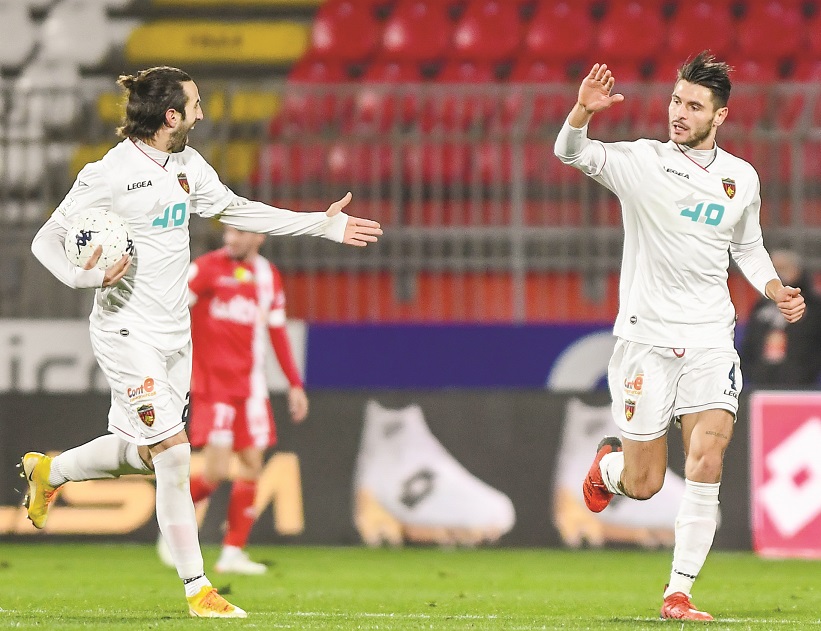 L'esultanza del Cosenza per il gol messo a segno