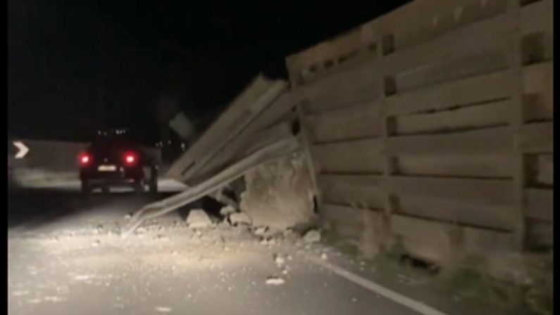 Crolla barriera, tragedia sfiorata sulla Statale 18 a Guardia Piemontese