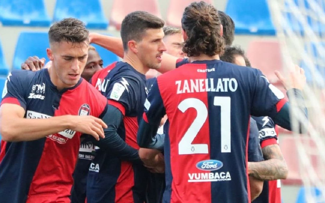 L'esultanza dei giocatori rossoblu dopo il gol del vantaggio di Maric