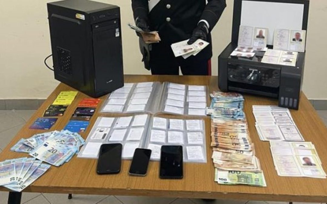 I soldi e i documenti falsi sequestrati dai carabinieri