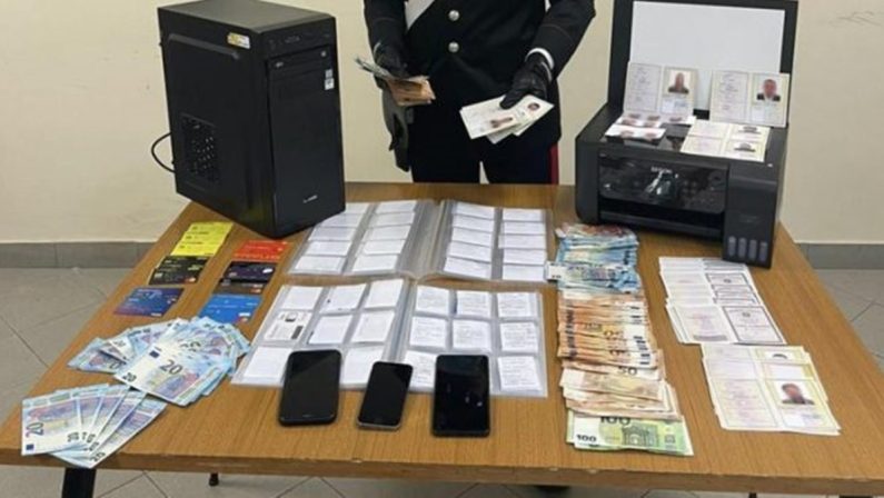 Green pass rubati, documenti e soldi falsi: arrestato 26enne di Napoli