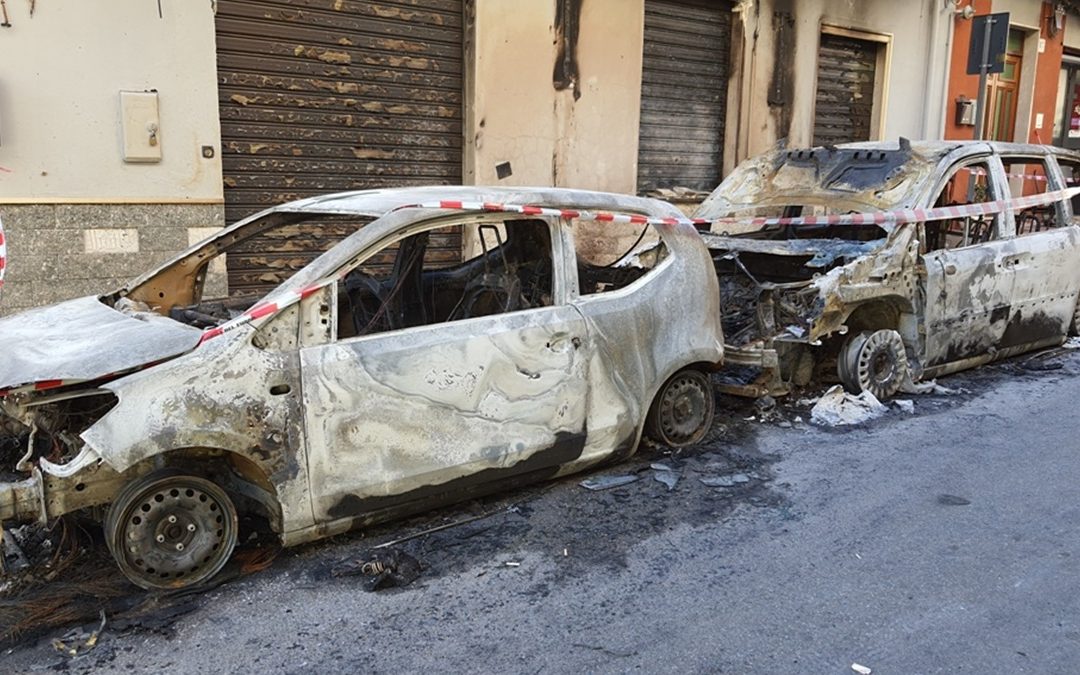 Notte di fuoco a Trebisacce, due mezzi distrutti da un incendio